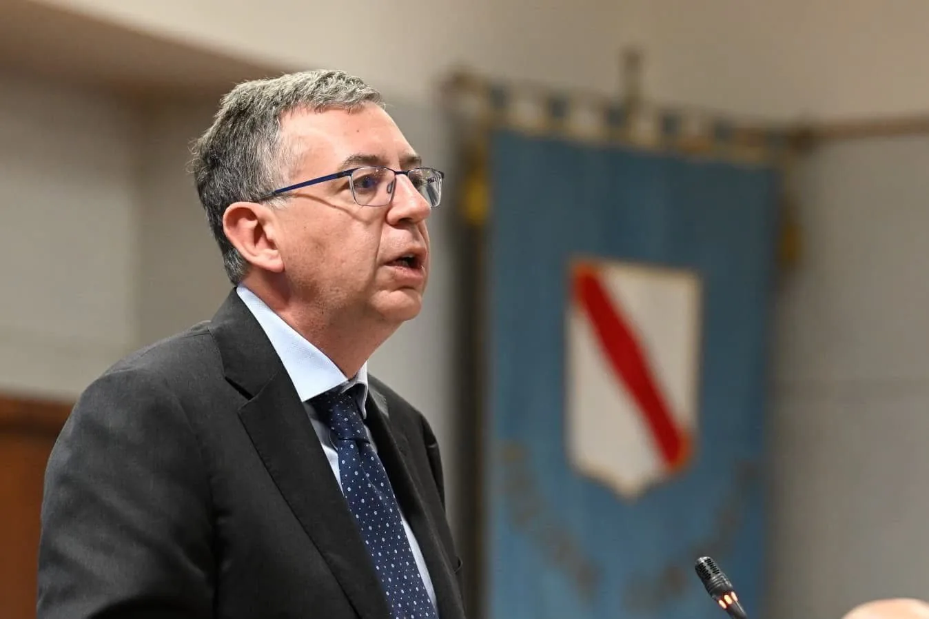 Massimiliano Manfredi interviene nell’aula del Consiglio regionale della Campania